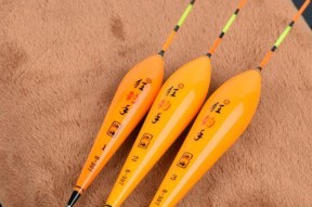 野钓鲫鱼浮漂提竿技巧（掌握关键技巧）