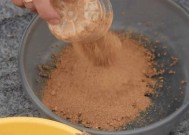 浮水颗粒泡泡球钓鲤鱼开饵技巧是什么？如何有效吸引鲤鱼？