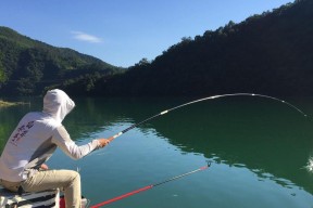 冬日钓鱼打窝技巧（冬天下雪）