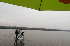 湖泊野钓选位技巧（享受湖泊钓鱼的乐趣）