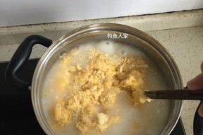 玉米面钓鱼技巧（以蒸熟玉米面为鱼饵的钓鱼技巧）