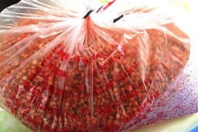 肥水域钓鱼饵料技巧有哪些？如何选择合适的饵料？
