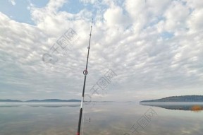 仲秋早晨钓鱼技巧（掌握黄金时段）