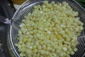 玉米加菜油钓鱼技巧（钓鱼新招）