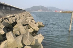 湖边闸口钓鱼技巧（玩转湖边闸口）