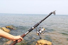 翻板钓鱼抛投技巧有哪些？如何提高抛投准确性？