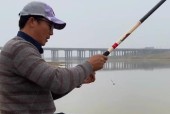 风天钓鱼选位技巧是什么？如何应对风天钓鱼的挑战？