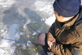 冰面钓鱼有什么技巧？如何提高冬季钓鱼成功率？