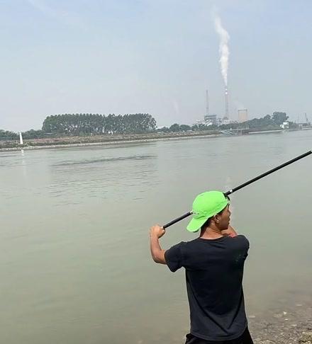 钓大头鱼技巧（掌握正确的技巧，提升钓大头鱼成功率）  第3张