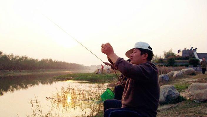 钓鱼陷困境的技巧（避免鱼钩把自己钓住的实用方法）  第3张
