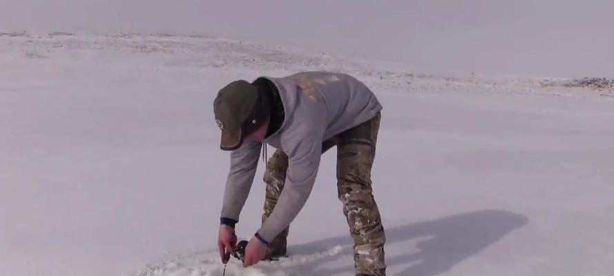 冬季冰钓的技巧与选钓位（掌握冬季冰钓的要点，提高钓鱼成功率）  第1张