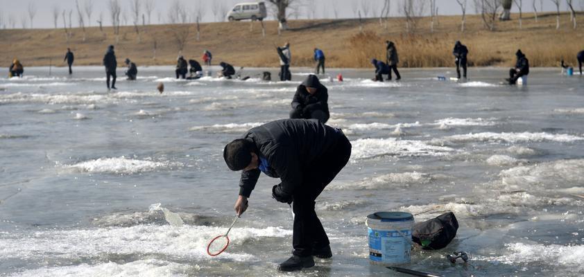 冬季冰钓的技巧与选钓位（掌握冬季冰钓的要点，提高钓鱼成功率）  第3张