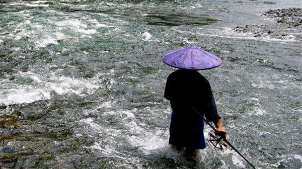 江河流水钓鱼技巧与时间的关系（如何根据时间选择合适的钓鱼技巧）  第1张
