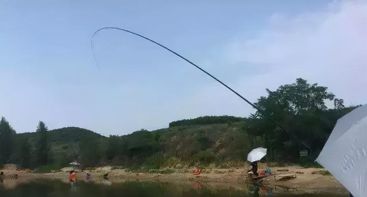 秋季钓鱼技巧，助您丰收满载（挑选合适的鱼饵）  第1张