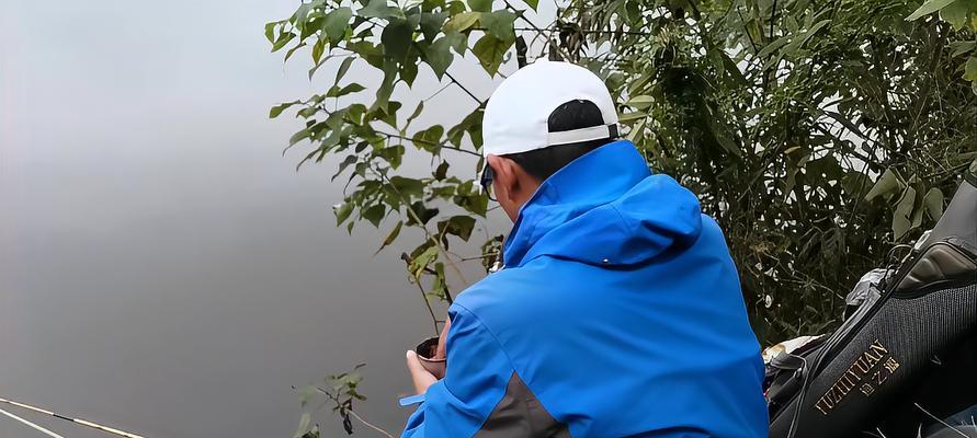秋雨钓鱼技巧（掌握选钓位和时间的关键）  第2张