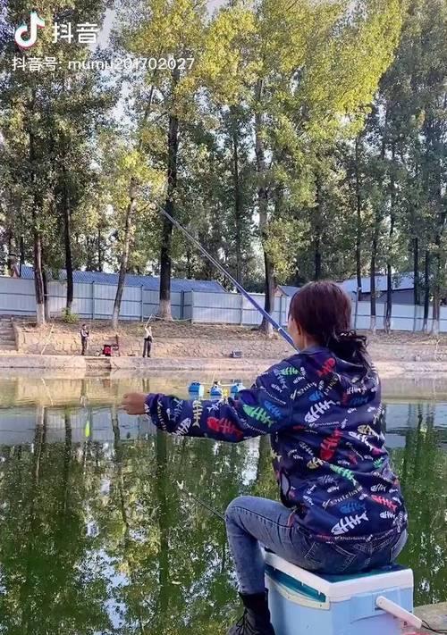 女生钓鱼方法与技巧（掌握简单而有效的技巧）  第1张