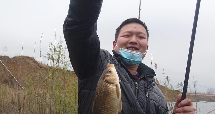 雨天钓鱼的技巧和方法（享受雨中垂钓的乐趣）  第1张