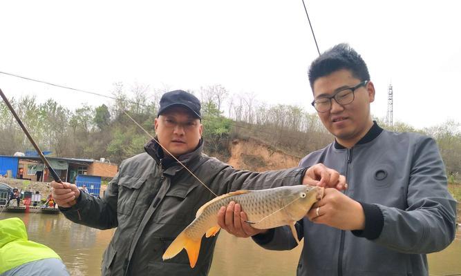 以鱼线徒手钓鱼技巧教程（掌握钓鱼技巧的关键方法）  第3张
