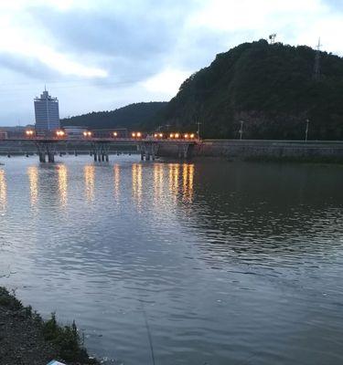 雨后的晚上钓鱼技巧（探秘雨夜下的渔获丰盈）  第2张