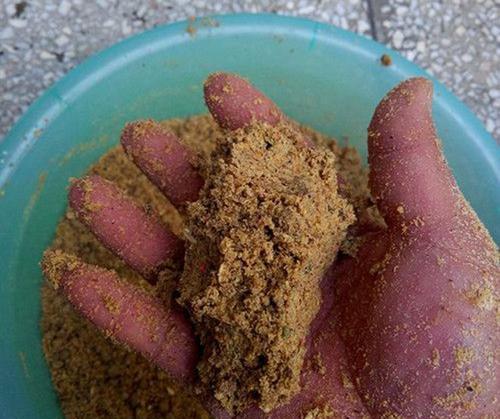 玉米白面钓鱼的技巧与方法（优秀饵料的制作与使用）  第1张