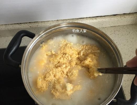 玉米面钓鱼技巧（以蒸熟玉米面为鱼饵的钓鱼技巧）  第1张
