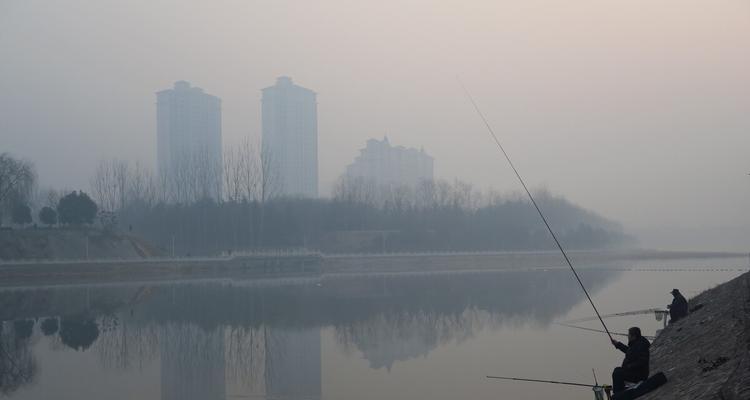 初冬钓鱼有什么技巧？如何应对季节变化带来的挑战？  第1张