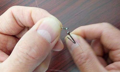 如何正确绑钩？钓鱼线圈绑钩技巧有哪些常见问题？  第1张