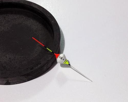 如何正确更换钓鱼小浮漂的线？有哪些技巧可以提高效率？  第1张
