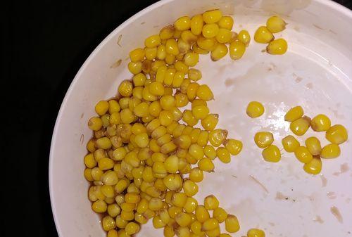 钓鱼时怎样正确挂玉米粒？挂玉米粒有哪些技巧？  第3张
