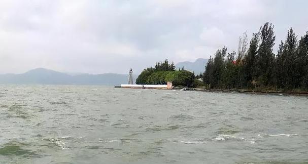 风向钓鱼技巧钓鱼什么风向好钓？如何根据风向选择最佳钓鱼时机？  第2张