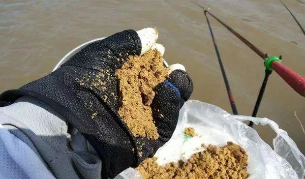 伏天闷热大水面野钓技巧有哪些？如何应对高温天气提高钓鱼效率？  第1张
